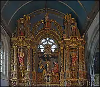 Retable richement décoré de l'église de Commana.