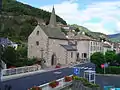 Église dans le bourg de Ferrières-Saint-Mary.