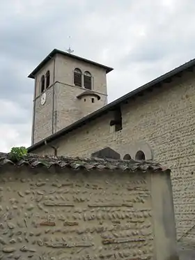 Vue de l'église et de son clocher à tour carrée.