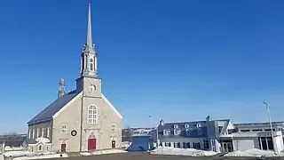 l'église de La Visitation-de-Notre-Dame et son presbytère.