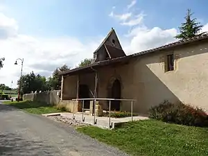 L’église et son emban.