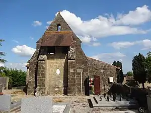 Le clocher-mur et le cimetière adjacent.