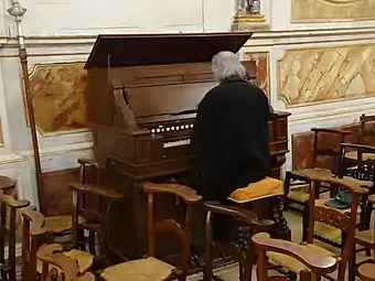 Personne jouant de l’harmonium.