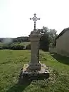 Chapelle de Libou. Monument avec une croix en fer forgé