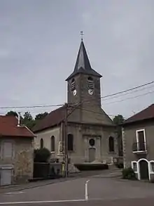 Facàade avant d'une église et son clocher