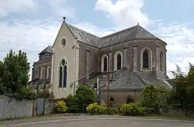 Photographie en couleurs de la façade ouest de la nef et du transept d'une église.