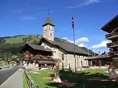 Église, toiture en ardoise, et chalet rustique Suisse