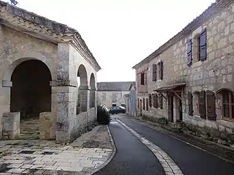 Le porche et les maisons de Rouillac.