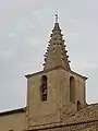 Vue du clocher avec sa flèche et ses rostres.