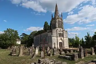 Église de Saint-Aulaye, entourée du vieux cimetière.