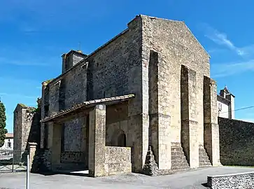 L'extérieur de la nef et l'entrée de l'église.