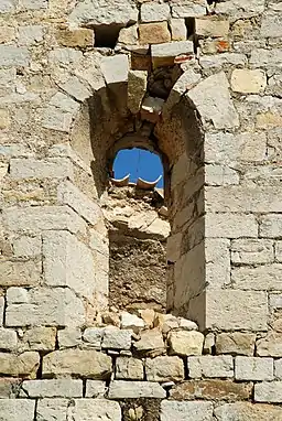 Fenêtre de la deuxième travée de la nef, laissant apparaître l'état de dégradation de la nef.