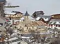 L'église en hiver, vue depuis les pistes de ski.