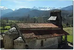 L'église romane de Vic-d'Oust avec, en arrière plan au centre, le Mont Valier (2848 m).