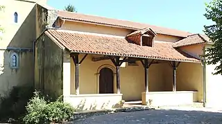 Le porche de l'Église.