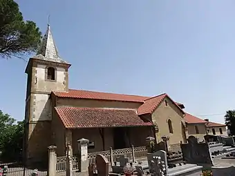 L’église et le cimetière adjacent.