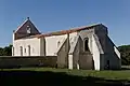 L'arrière de l'église Saint-Hilaire, orné de contreforts.