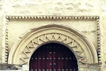 L'arc et l'alfiz du portail méridional de l'église de la Magdalena.