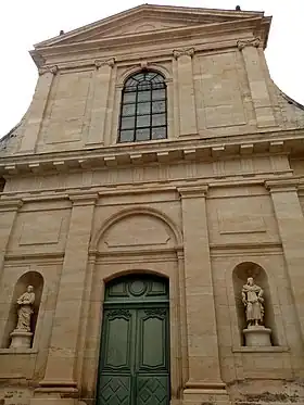 La façade rénovée de l'église de la Platé.