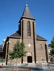 Photographie en couleur d'une église depuis l'extérieur.