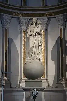 Statue de la Vierge à l'Enfant dans le chœur.