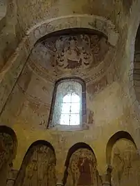 Intérieur de l'église romane : peintures murales dans la chapelle nord.