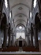 Photographie d’une nef d'église voûtée.