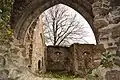 Intérieur de l'église en ruines.