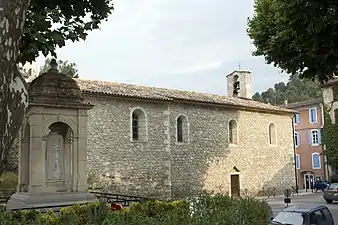 Le monument aux morts et l'église.