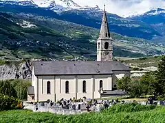 L'église et le cimetière de Chalais.