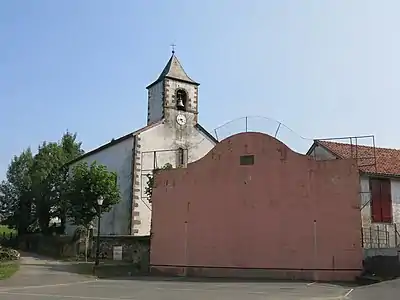 Église de l'Assomption et fronton d'Esnazu.