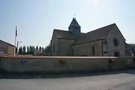 L'église et le monument aux morts.