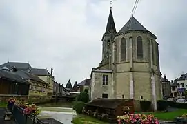 Église Saint-Michel avec son lavoir sur la Vaux.