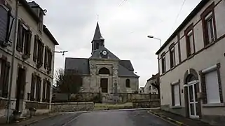 L'église et devant elle le monument aux morts.