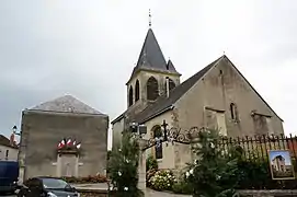 L'église avec le monument aux morts.