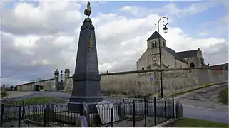 Église et monument aux morts.