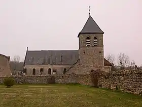 Vue générale d'une église, de sa nef et de son clocher.