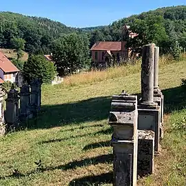 Église protestante et village depuis le cimetière.