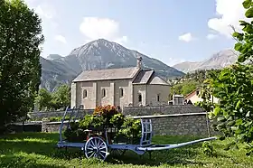 Notre-Dame-de-Valvert et charrette bleue.