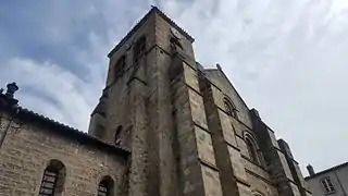 La façade ouest et le porche d'entrée en bas à gauche.