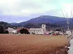 Église Saint-Pierre et village vus du sud, avec derrière le massif d'Agnis.