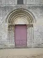 Le portail roman de l'église.
