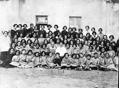 Élèves et professeurs de l'école Tebrotzassère à Salonique (Grèce) en août 1923.