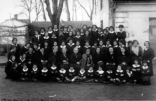 Élèves et professeurs de l'école Tebrotzassère au Raincy en 1937.