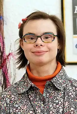 Portrait d'une jeune fille avec des lunettes.