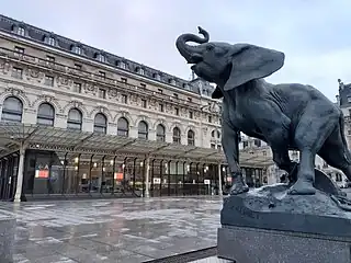 Devant le musée d'Orsay.