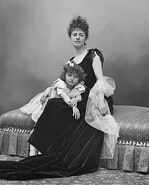 La comtesse avec sa fille Élaine,par Paul Nadar (Paris, 16 août 1886).