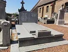 Tombe de Cyprien Oblin au cimetière de l'église d'Émerchicourt.