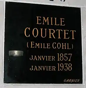 Plaque commémorative au crématorium-columbarium du Père-Lachaise à Paris.