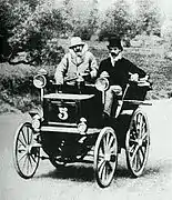 Émile Levassor et Charles d'Hostingue, sur leur Panhard & Levassor no 5 4 hp Phenix 2-places.